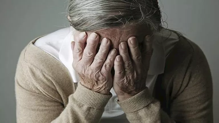 كدمات الحزن.. علامات جسدية تكشف معاناتك النفسية – احذرها