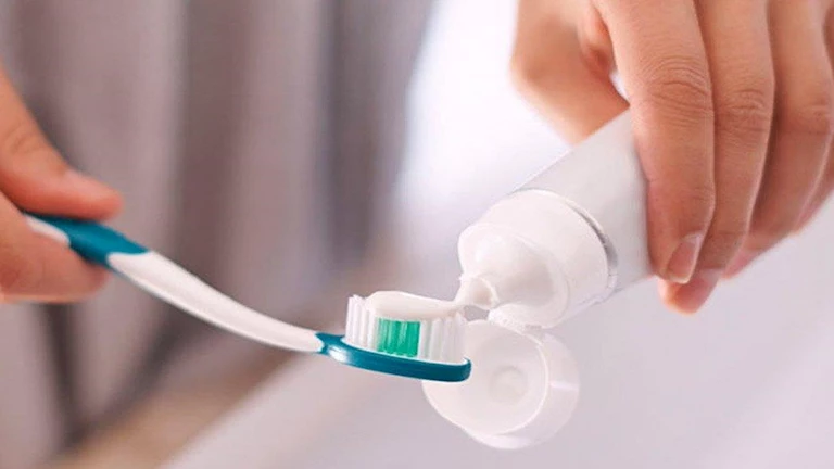 دراسة تكشف عن معادن سامة في معجون أسنان شهير