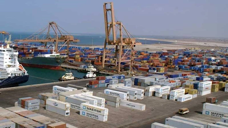 مسؤول إسرائيلي: دمرنا ميناء الحديدة ومصانع لإنتاج الخرسانة