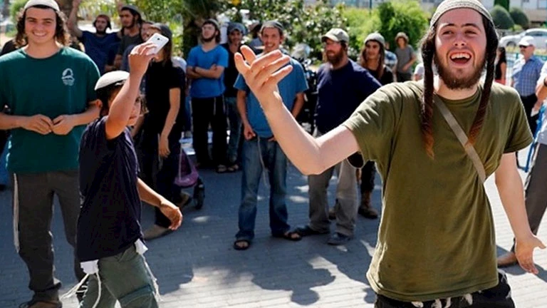 مستوطنون إسرائيليون يحرقون مخزنا للسيارات شرق رام الله