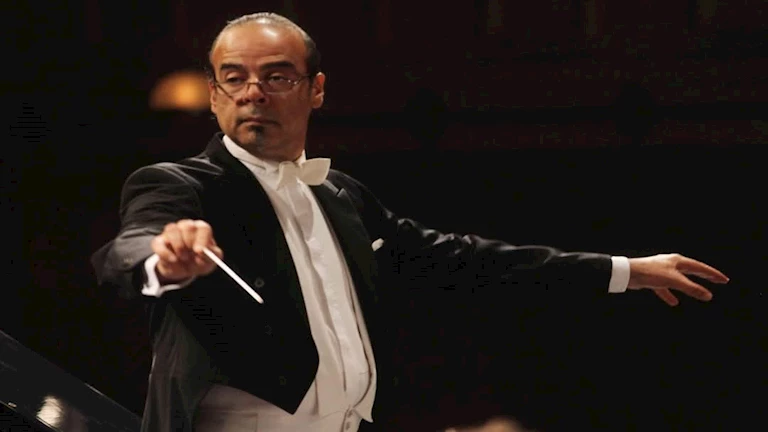 عباسى يقود “فتاة الآرل” على أنغام السيمفونى بالأوبرا