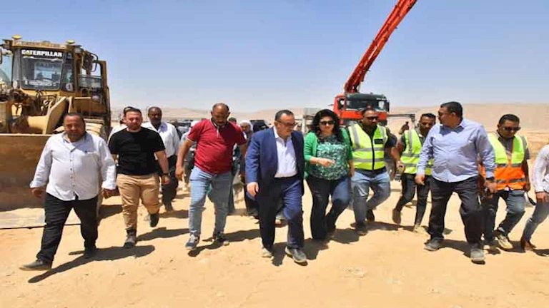 بالصور – محافظ أسيوط يتفقد مشروع إنشاء مصنع متكامل لمنتجات الرمان بالبداري