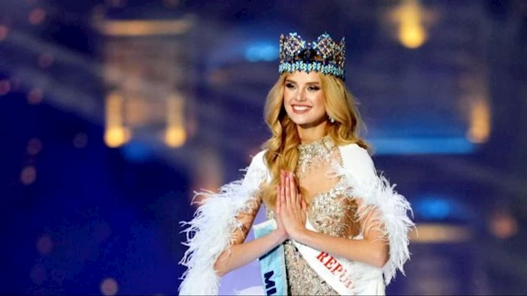 قبل تتويج خليفتها.. 20 صورة ومعلومات عن آخر ملكة جمال في العالم