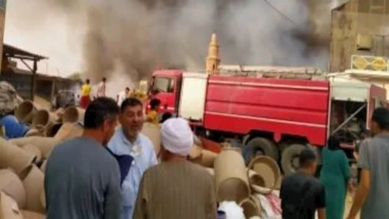 بعد الدفع بـ 3 سيارات إطفاء.. السيطرة على حريق مخزن الخردة ببلبيس (صور)