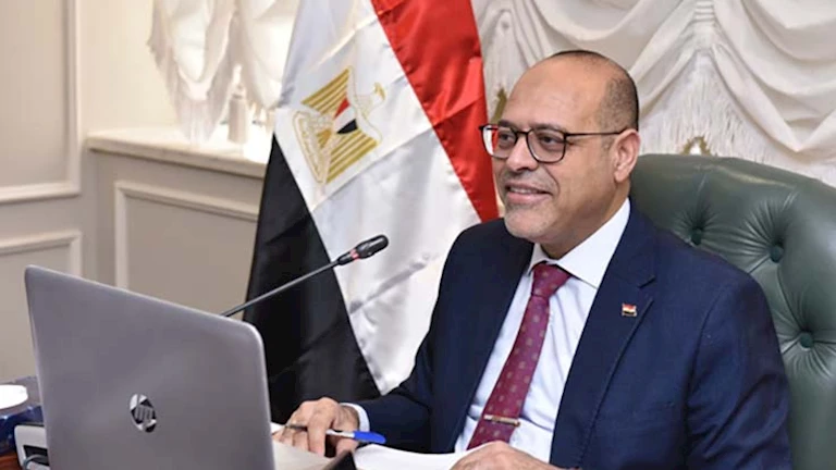 لا استثناءات.. وزير العمل: إلزام عمال الدليفري بارتداء الخوذة