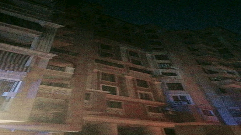 النيران امتدت لـ4 أدوار.. اندلاع حريق في برج خلف استوديو مصر