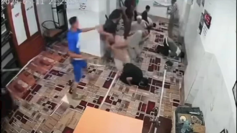 “دخلوا وراه وضربوه جوا المسجد”.. التفاصيل الكاملة لفيديو اعتداء عدة أشخاص على شاب بالقاهرة (صور)