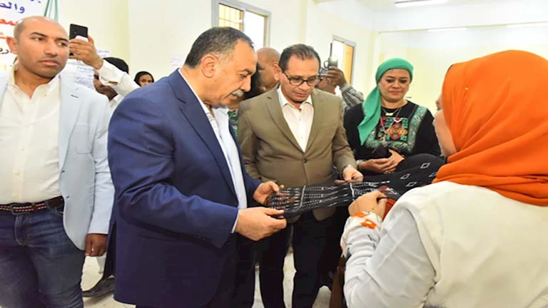 بالصورـ محافظ أسيوط يتابع تدريب 60 فتاة على حرفة “التللي”