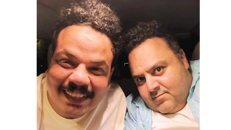 شيكو ينشر صورة مع مصطفى غريب ويعلق: “مع ألذ واحد في مصر”