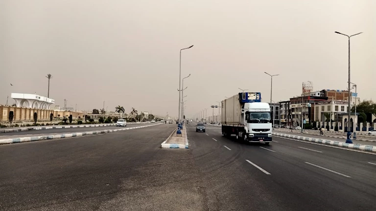 عاصفة ترابية تضرب السويس دون تعطيل للملاحة (فيديو وصور)