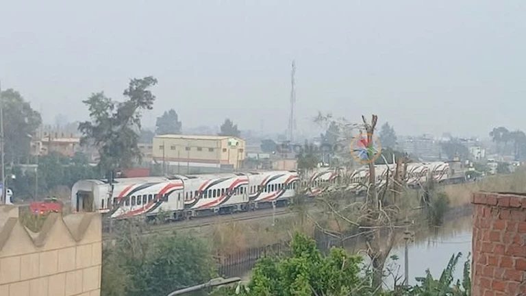 اصطدام قطار بجرار زراعي أعلى مزلقان في البحيرة- صور وفيديو