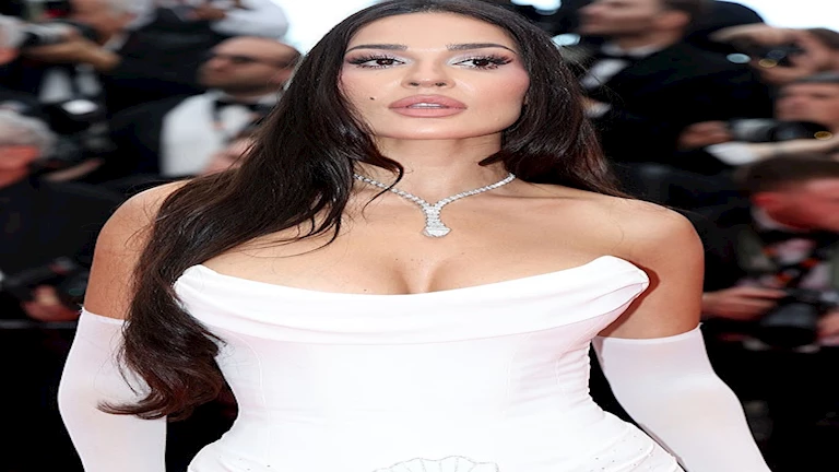 بفستان أبيض جريء.. نادين نجيم تتألق في افتتاح مهرجان كان السينمائي (صور)