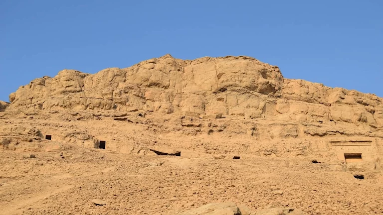 حكايات الذهب المحروس في بيت البِنَيَّة وسر الباب المغلق في جبل سوهاج- صور