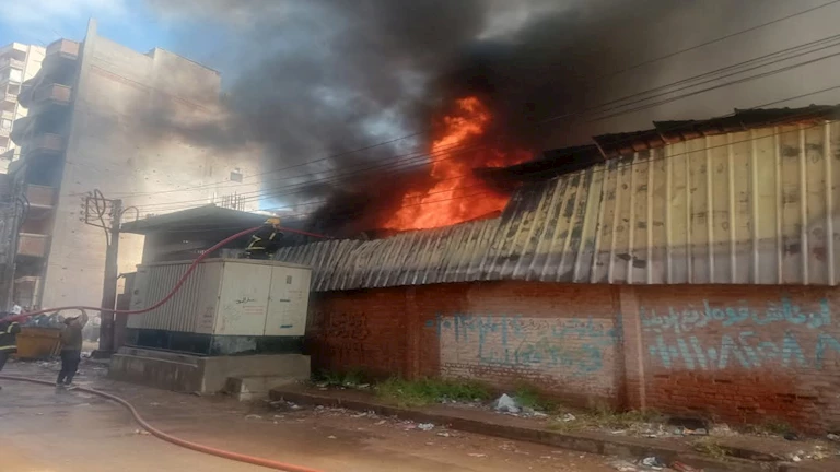 6 سيارات إطفاء تتصدى لنيران مصنع دهانات بأكتوبر