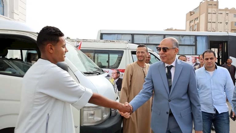 لخدمة القرى.. محافظ المنيا يعلن دخول 8 ميكروباصات جديدة لخطوط ملوي – صور