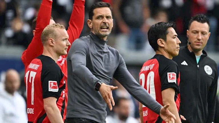 آينتراخت فرانكفورت يعلن تجديد عقد المدير الفني للفريق