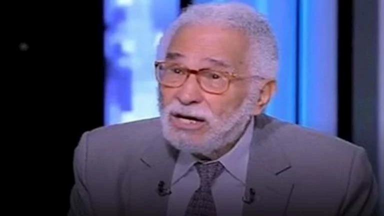 “يا بختك يا أبو زهرة”.. الصحفي محمد العزبي يكشف تفاصيل وقف معاشه بعد ب