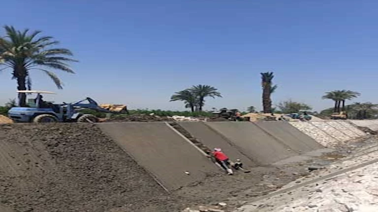 بالصور- أسيوط تواصل جهودها في تبطين الترع وتطهير المصارف لتحسين خدمات الري