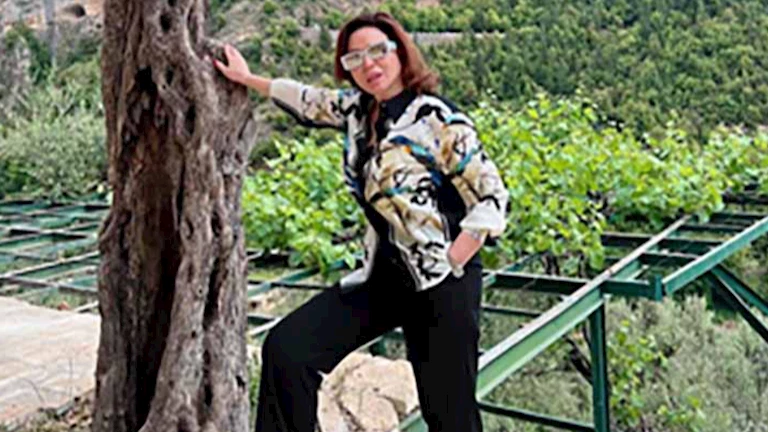 إلهام شاهين تنشر صورا من فوق جبل على إرتفاع 1400 متر من الأرض