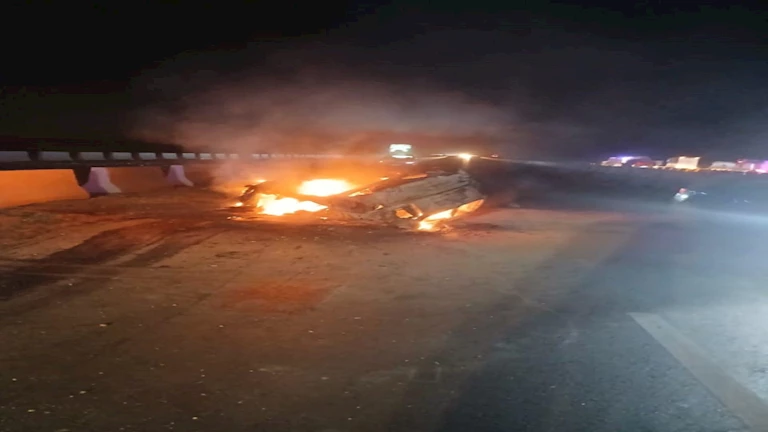 جثة و4 مصابين داخل سيارة متفحمة بأطفيح