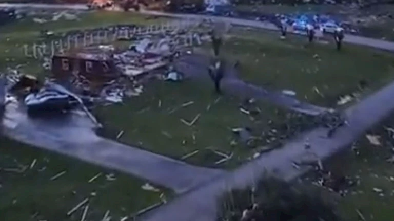 عواصف عاتية تضرب ولاية كنتاكي الأمريكية ووفاة 14 شخصًا (فيديو)