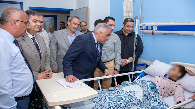 خروج الجميع ما عدا 4 حالات.. رئيس جامعة طنطا يتفقد طالبات علوم الرياضة بعد وعكة الامتحان – صور