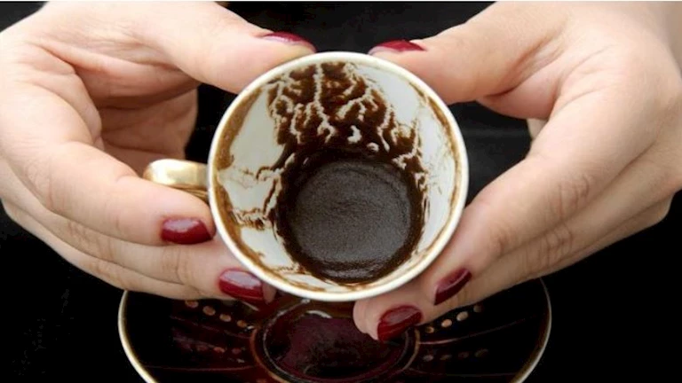 “أبين زين وأوشوش الودع”.. شات جي بي تي يقرأ الفنجان لأول مرة