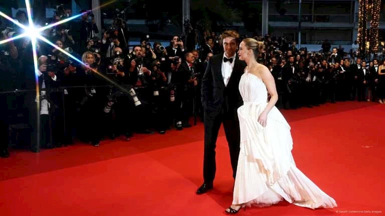 بالصور.. جينيفر لورانس وروبرت باتينسون يخطفان الأنظار في مهرجان كان السينمائي