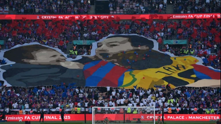 وفاة بالسرطان.. ماقصة “تيفو” جماهير كريستال بالاس الخالدة منذ 14 عامًا؟