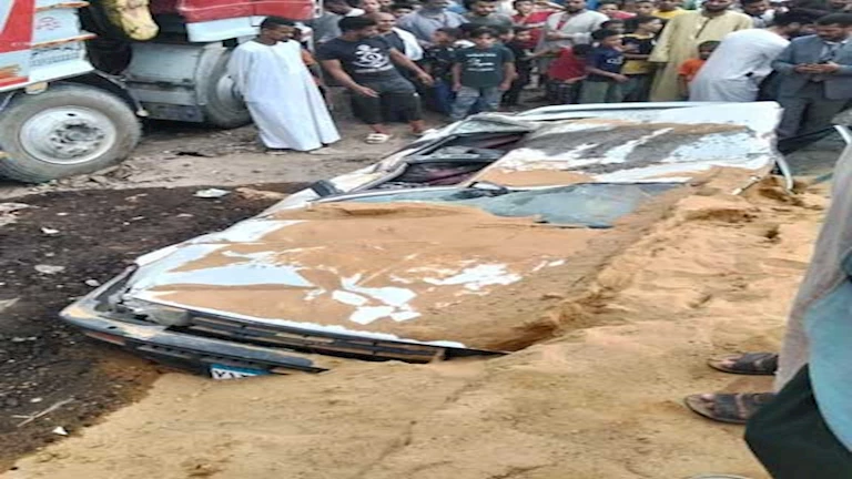 الملاكي تساوت بالأرض.. انقلاب سيارة نقل محملة بالرمال على أخرى بالمنيا (صور)