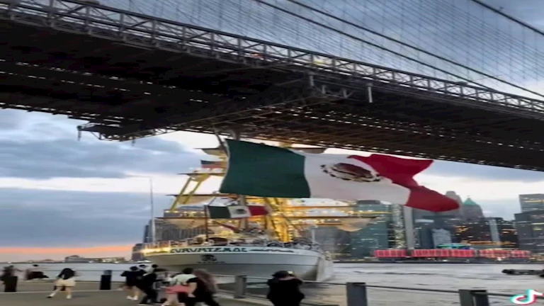 مقتل شخصين إثر اصطدام سفينة مكسيكية بجسر في نيويورك