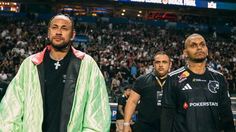 نيمار يثير الجدل بـ “نيولوك” جديد في نهائي دوري الملوك (فيديو)