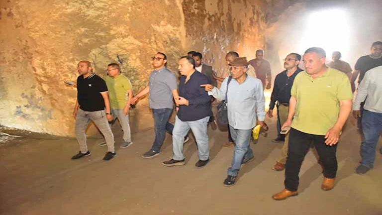 بالصور – الكهف العجيب وأسرار مدينة الذئب في جبل أسيوط الغربي