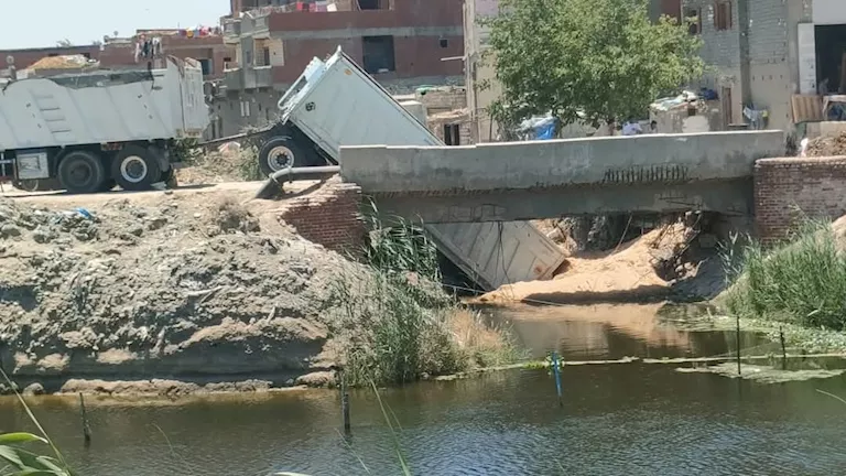 انهيار جزئي لكوبري في البحيرة بسبب شاحنة مخالفة رغم صدور قرار غلقه
