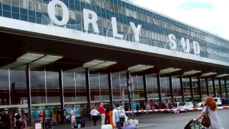 عطل فني بمطار باريس أورلي يتسبب في إلغاء رحلات لليوم الثاني