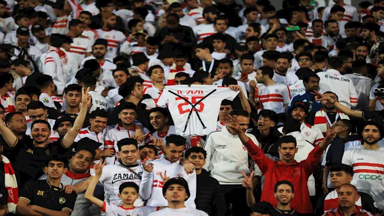 رسائل ساخرة.. قميص زيزو يظهر في مدرجات الزمالك (صور)