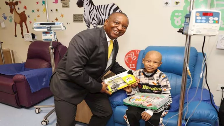 سفراء أفارقة يدعمون مرضى سرطان الصعيد في مستشفى الأورام بالأقصر