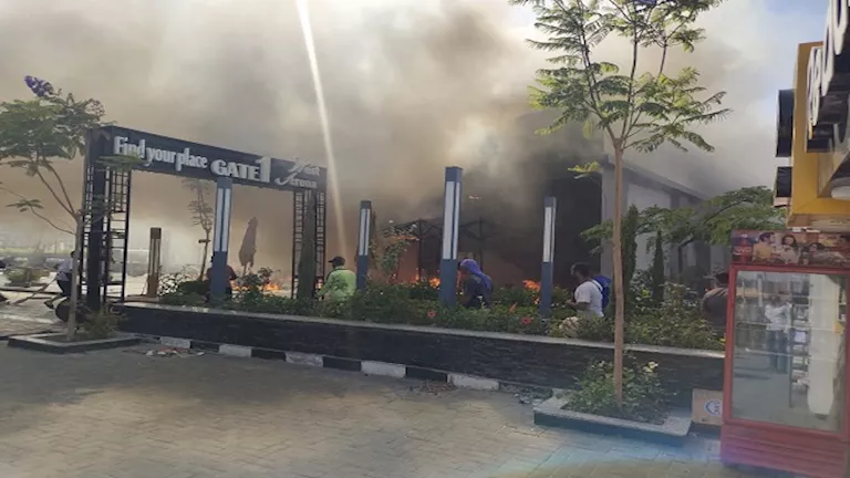 “المطعم ولع”.. اللقطات الأولى لحريق وصلة دهشور