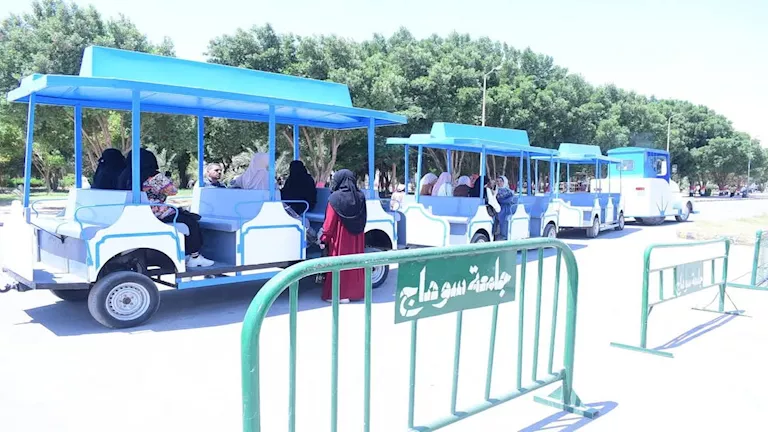 رئيس جامعة سوهاج يرافق الطلاب على متن طفطف (صور)