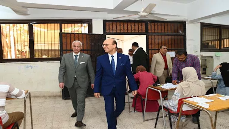 رئيس جامعة أسيوط يتفقد امتحانات كليتي الحقوق والفنون الجميلة – صور