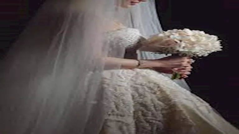 كارثة في صالة أفراح.. كرة ضوئية تسقط على عروس أثناء رقصها (فيديو)