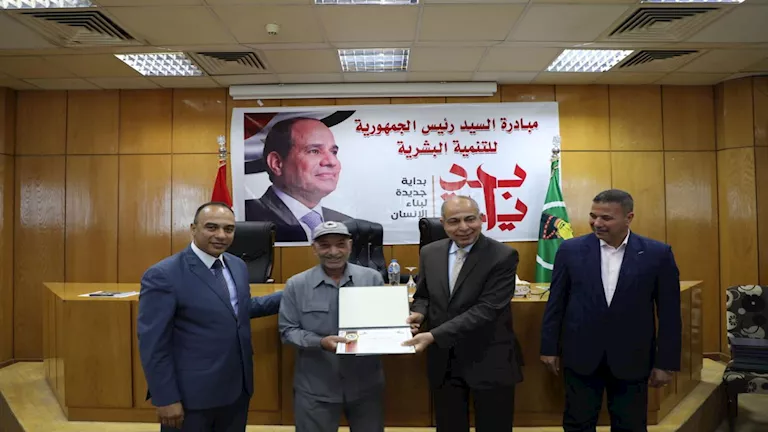 محافظ المنيا يُكرم عددًا من العاملين بالديوان العام لبلوغهم سن المعاش