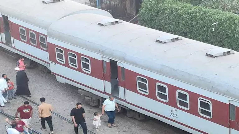 بسبب عجلات 4 عربات.. خروج قطار عن المسار في كفر الشيخ – صور