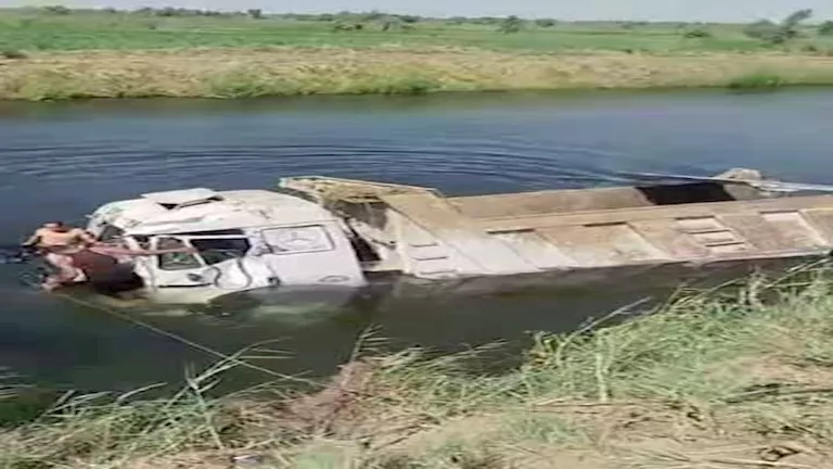 إصابة سائق في انقلاب شاحنة بترعة بلانة بأسوان (صور)