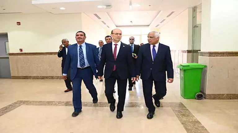 رئيس جامعة أسيوط يتفقد امتحانات الفصل الدراسي الثاني بالجامعة الأهلية