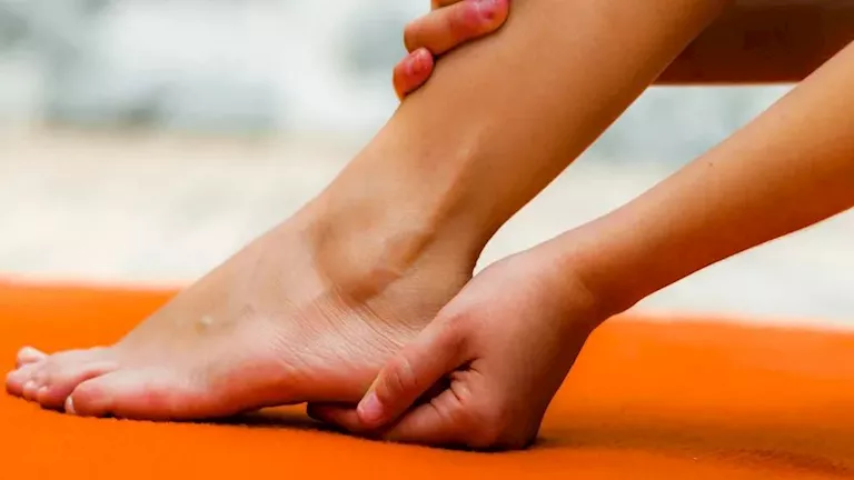 “يظهر على قدميك”.. 6 علامات تشير إلى مرض خطير في جسمك