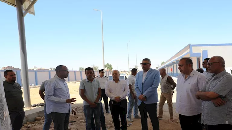 بالصور- محافظ أسوان يتفقد مشروع إنشاء مجمع المواقف الشرقى بكوم أمبو