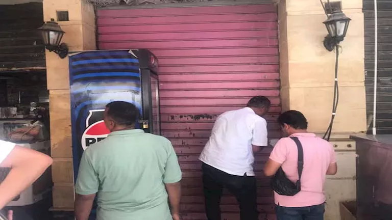 إغلاق 10 محلات ومقاهي سودانية غير مرخصة فى أسوان -صور