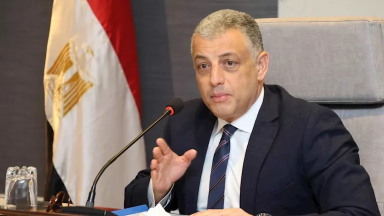 محافظ الإسماعيلية يُكرم اللجنة العليا لتوريد القمح -صور