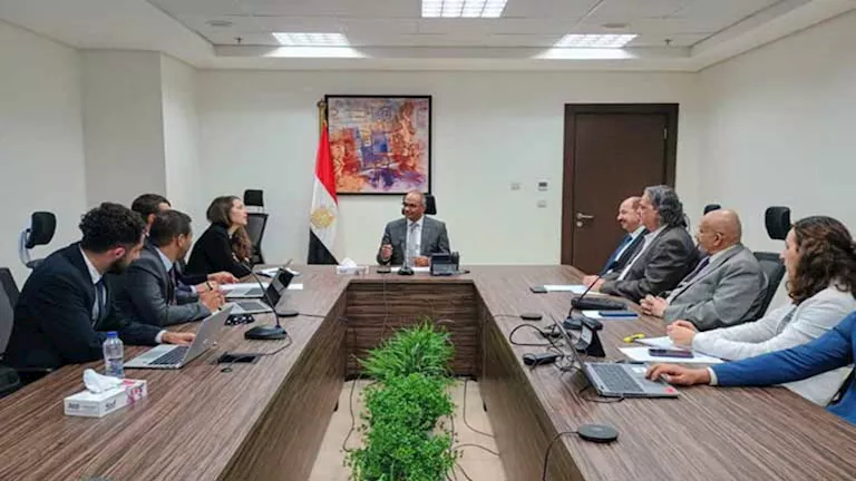 نائب وزير الإسكان يستقبل بعثة الوكالة الفرنسية للتنمية لبحث مجالات الت